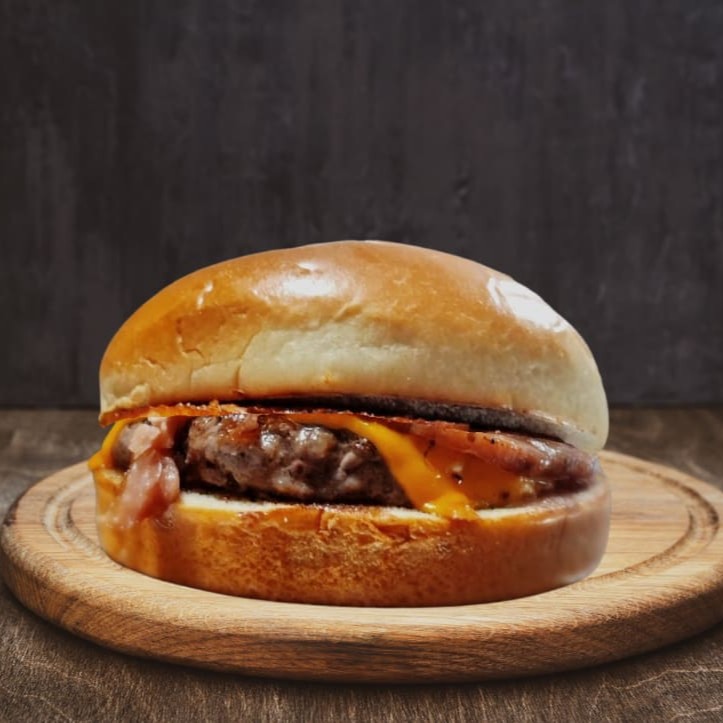 Pão de brioche artesanal, 100g blend angus, queijo fatiado e catchup.  *Cheeseburguer classico .