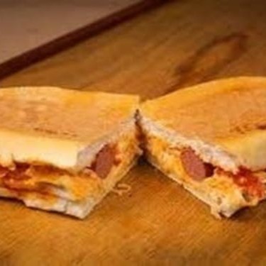 Pão francês prensado, linguiça fina defumada, queijo mussarela, presunto e ovo.