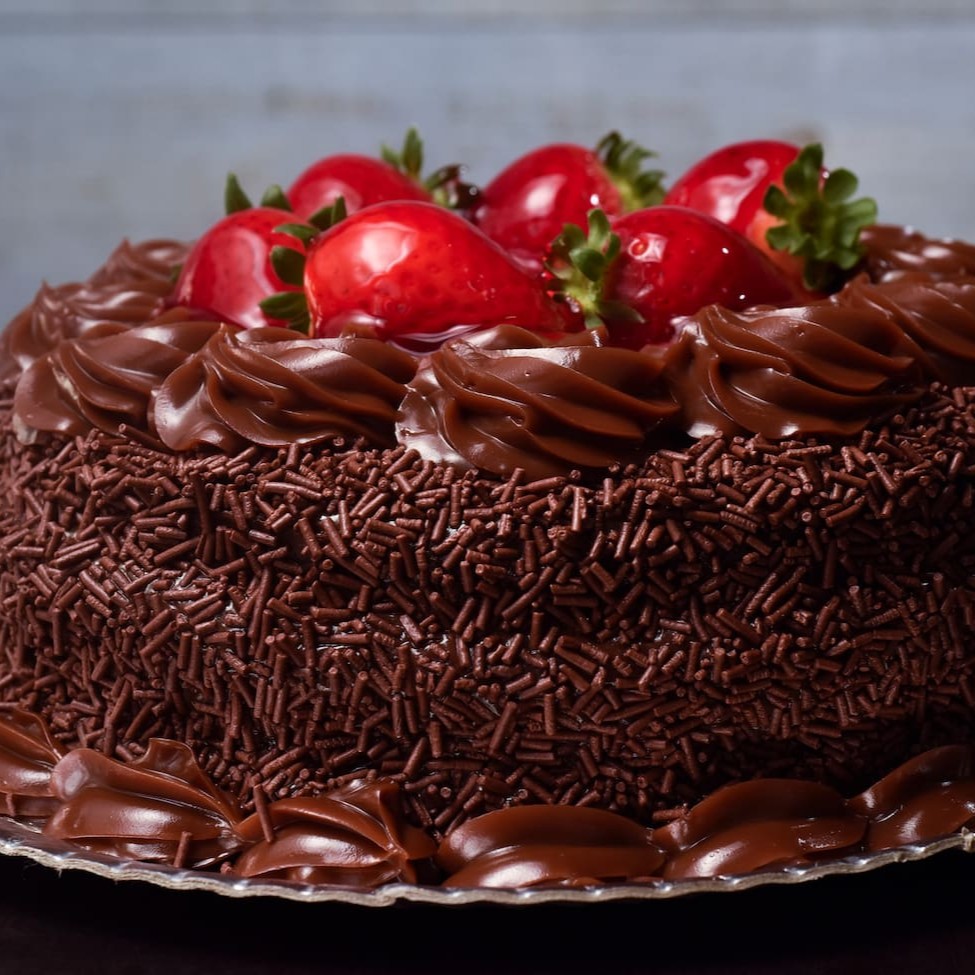 Serve de 12 a 14 pedaços  *O modelo varia de acordo com o recheio.