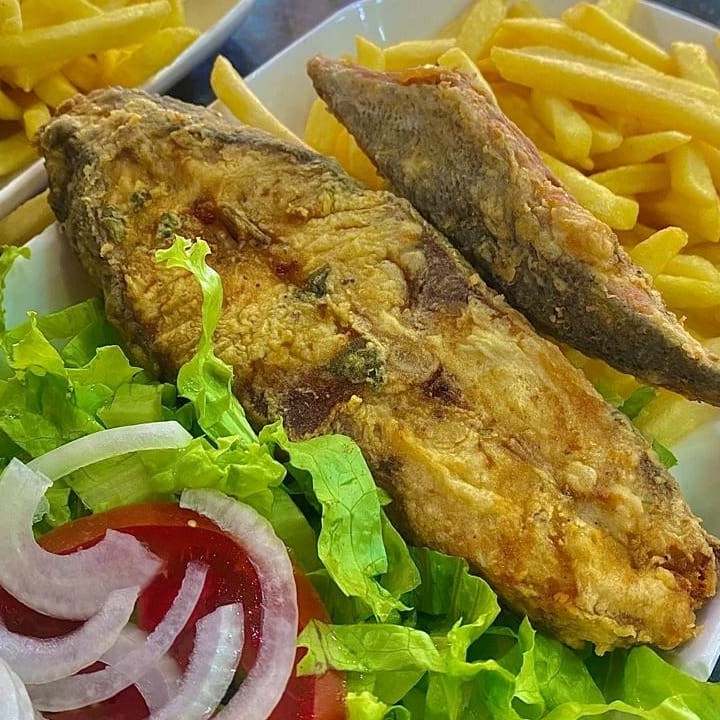 peixe frito em posta, arroz branco, pirão ou feijão, batata frita ou purê e salada.