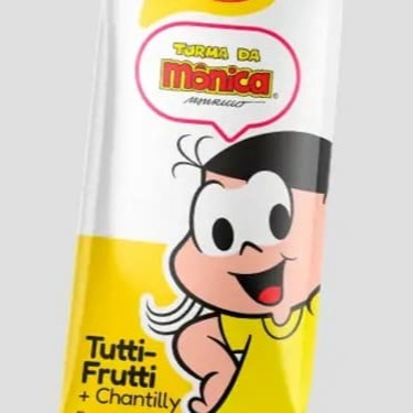 Picolé de tutti-fruti com recheio de chantilly