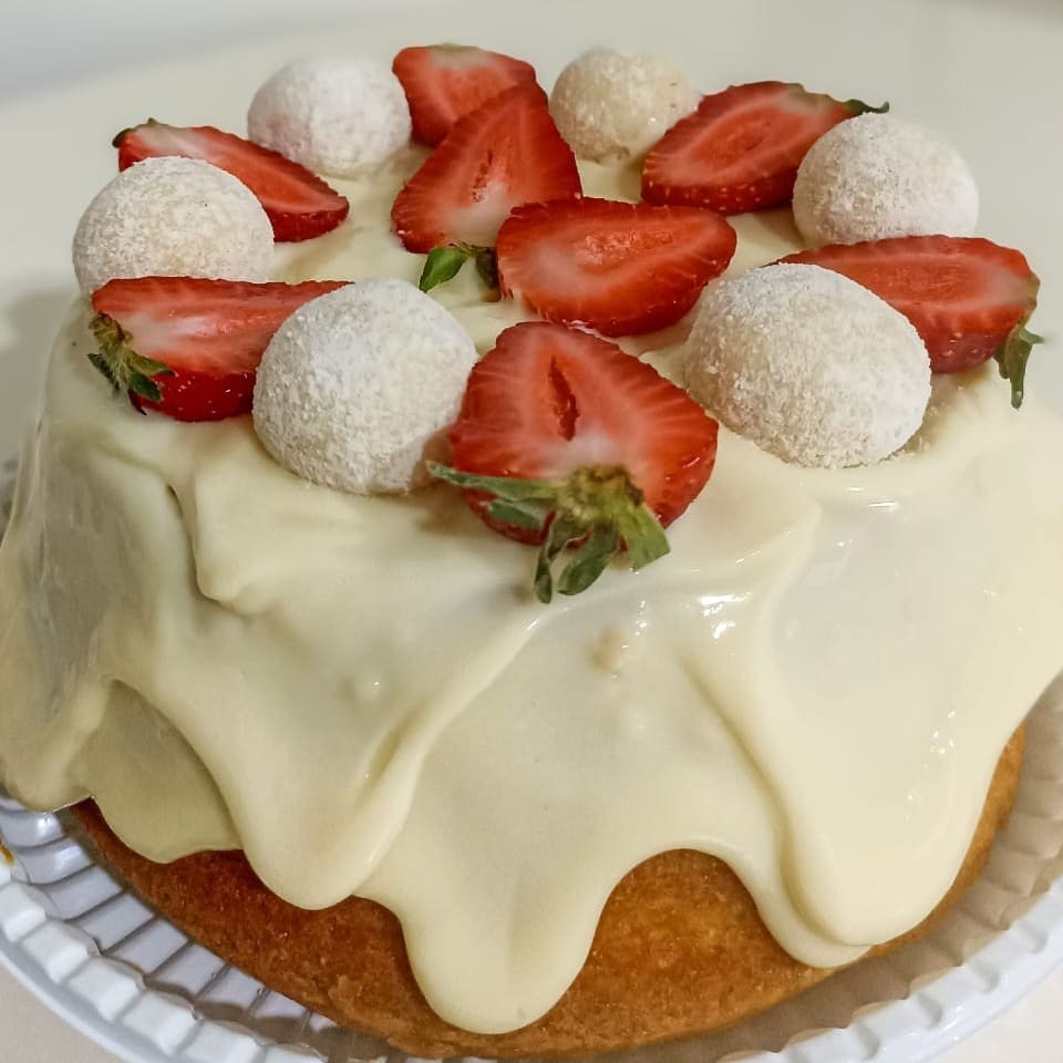 Deliciosamente preparado com uma massa branca, naturalmente úmida. Além disso é generosamente coberto com uma camada de Brigadeiro de Ninho Trufado com Morangos frescos, cuidadosamente selecionados. Acompanha 6 Docinhos de Ninho. Forma: 18cm. Serve de 8 a 10 fatias.  . . . ###Tags### promocao promoção desconto entrega gratis entrega rapida oferta combo cupon cupom Nutella nutela Ninho brownie braune chocolate doce morango laka Oreo felicidade bolo no pote bolo vulcao coxinha morango ferrero rocher caseirinho pistache pavê torta brigadeiro gourmet sobremesa