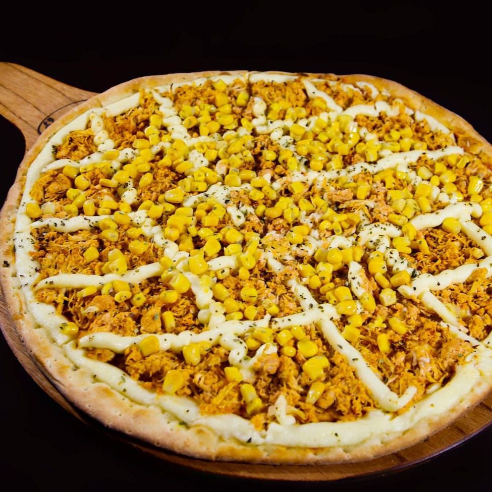 Ótima combinação! 08 fatias da melhor massa fina da cidade, molho de tomate, frango desfiado, milho, requeijão e orégano. Obs: sem mussarela