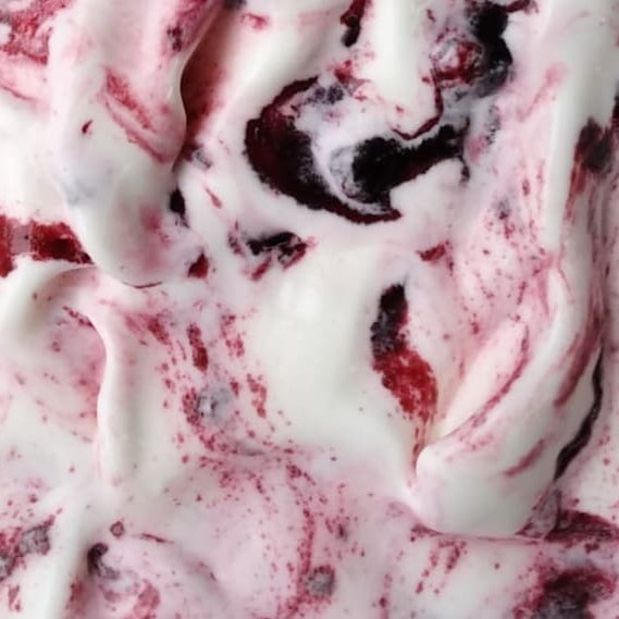 Um dos sabores mais populares na Itália! Sorvete artesanal de nata mesclado com calda desta cobiçada fruta vermelha silvestre. Simplesmente perfeito!