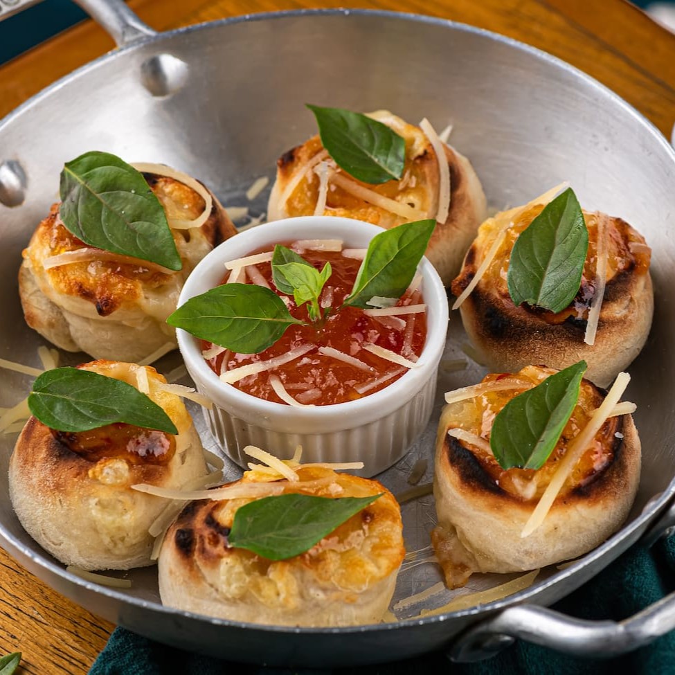 Enroladinhos de massa de fermentação natural por 48 horas recheados.(6 Unidades)