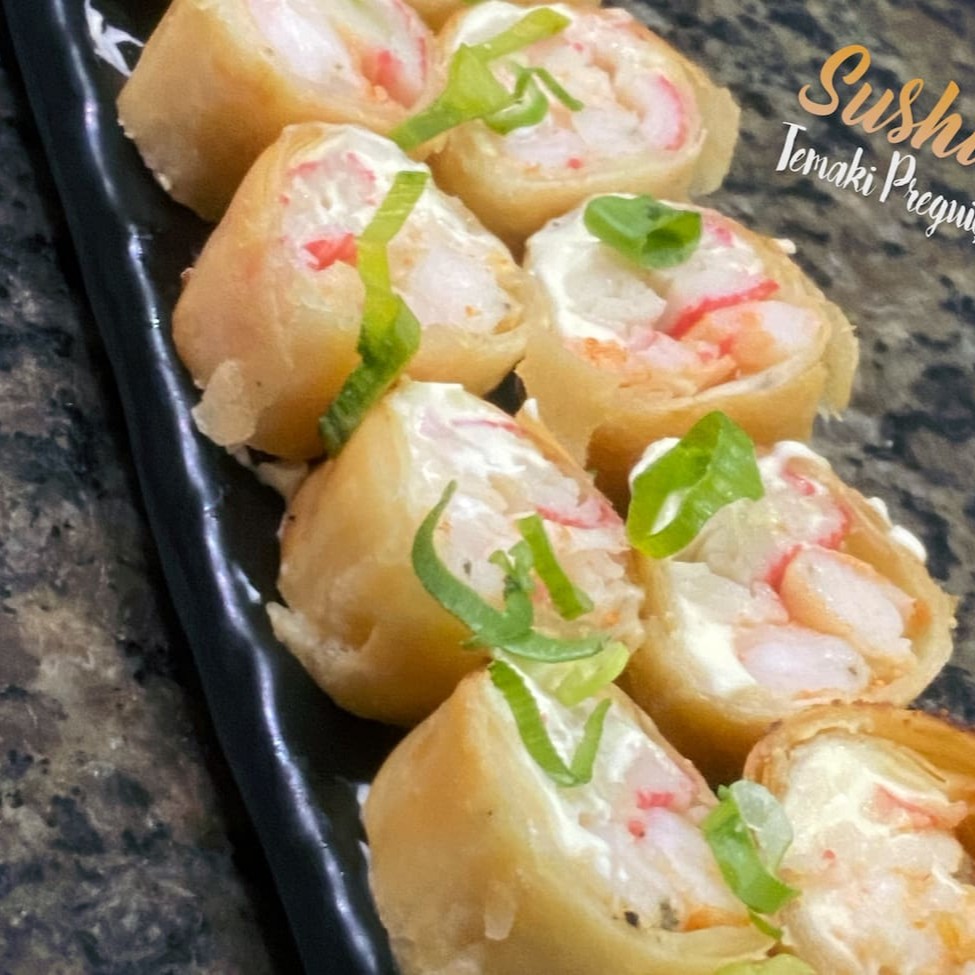 Feito na massa de harumaki com recheio de camarão, kani e frito