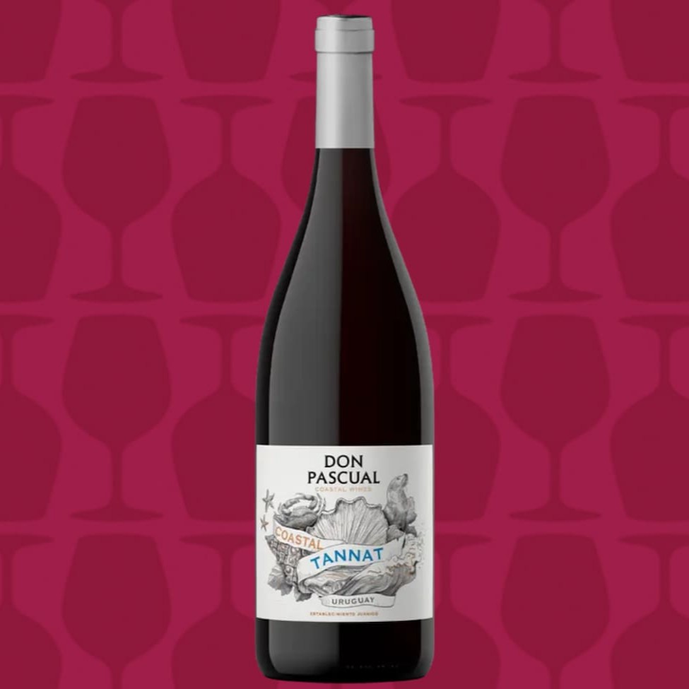 Tannat de perfil moderno, com aromas intensos de framboesa e cereja, acompanhados de toques especiados. Na boca, é macio, de corpo médio, com taninos doces e macios, caráter floral e final sedoso. Ideal para carnes vermelhas grelhadas, charcutaria e queijos semi-duros.