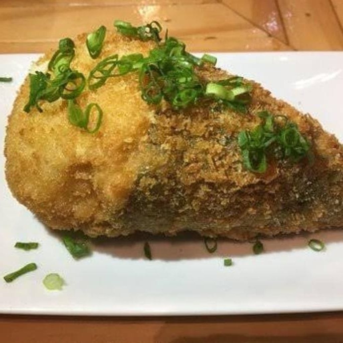 Temaki de atum e cream cheese, finalizado com cebolinha, empanado e frito