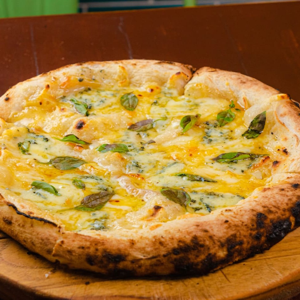 Massa em fermentação natural, gruyère, parmesão, gorgonzola, provolone, orégano fresco e mel da colónia