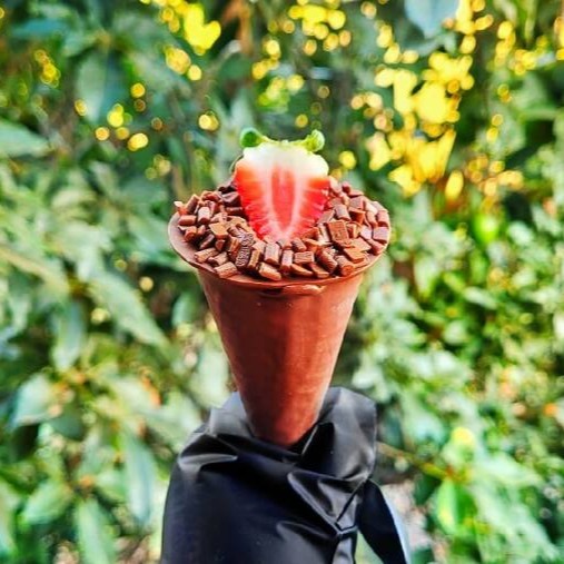 Cone Trufado com recheio de chocolate e pedaços de morango finalizado com granulado chocolate e morango. (Peso aproximado 80gr)