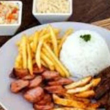 Para quem é exigente. Embalagem separada.  Nosso churrasco misto executivo acompanha arroz, farofa de ovos, batata frita e molho a campanha.
