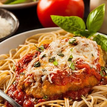 Monte seu macarrão com um delicioso molho sugo + 5 ingredientes + um especial frango a parmegiana + 3 finalizações ️