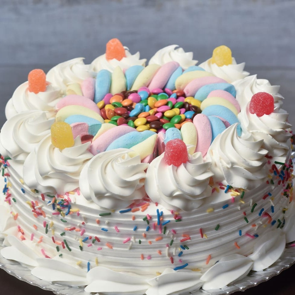 Serve de 8 a 10 pedaços  *O modelo da foto é o sabor Alegria. O modelo varia de acordo com o recheio.