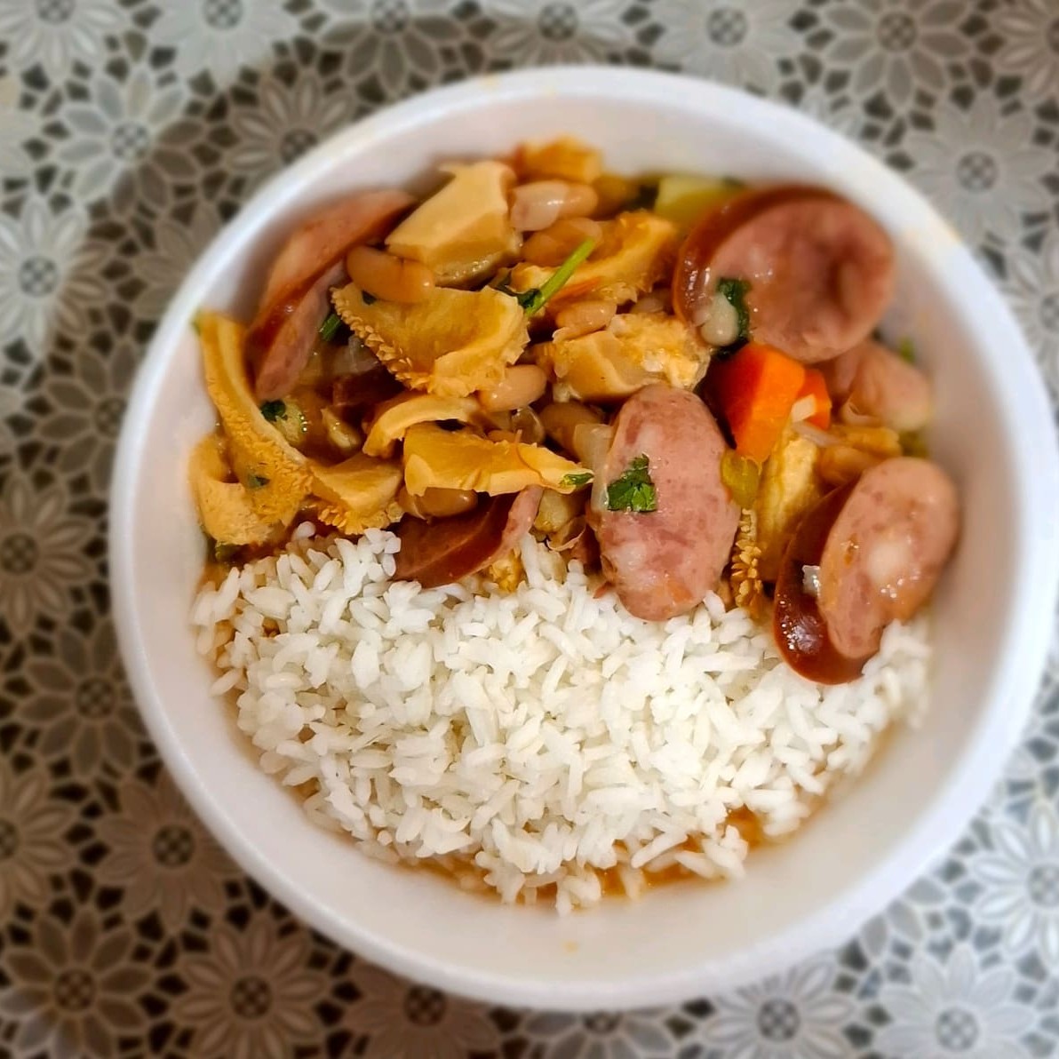 Deliciosa Marmita de Dobradinha contém linguiça, lombo e costelinha, acompanhamento de arroz e Farofa .