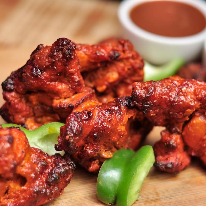 Coxa de frango marinado e empanado como temperos Indianos e ovo , e assada no forno tandoor em 400 grav