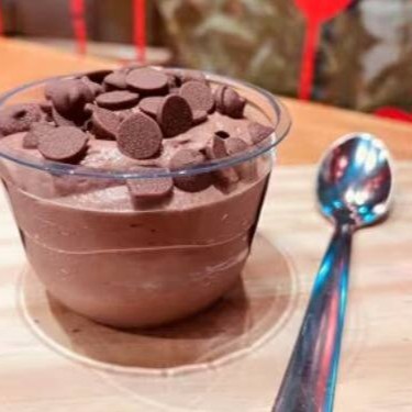 Nossa receita de mousse de chocolate é cuidadosamente preparada para atingir a textura perfeita, com uma consistência leve, aerada e decorada com gotinhas de chocolate para adicionar uma textura crocante e sabor extra.