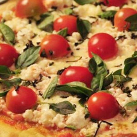 A clássica e atemporal: massa fina e crocante, molho de tomate fresco, mussarela de alta qualidade e manjericão perfumado. Simplicidade e sabor na sua melhor forma.