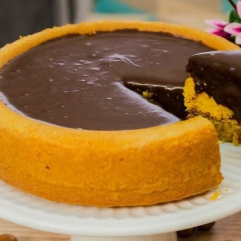Este bolo tem um charme especial: uma forma côncava que recebe muita calda, criando um dilúvio delicioso de sabor. Bolo: Cenoura Calda: Brigadeiro