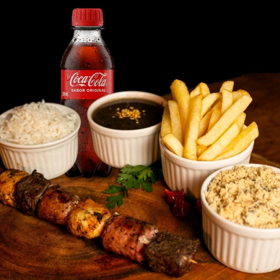 Nosso prato executivo serve 1 pessoa. Acompanha arroz branco, delicioso feijão, farofa de alho e cebola, nossa crocante batata frita palito e 1 espeto. Enviamos cada item em  embalagens separada.