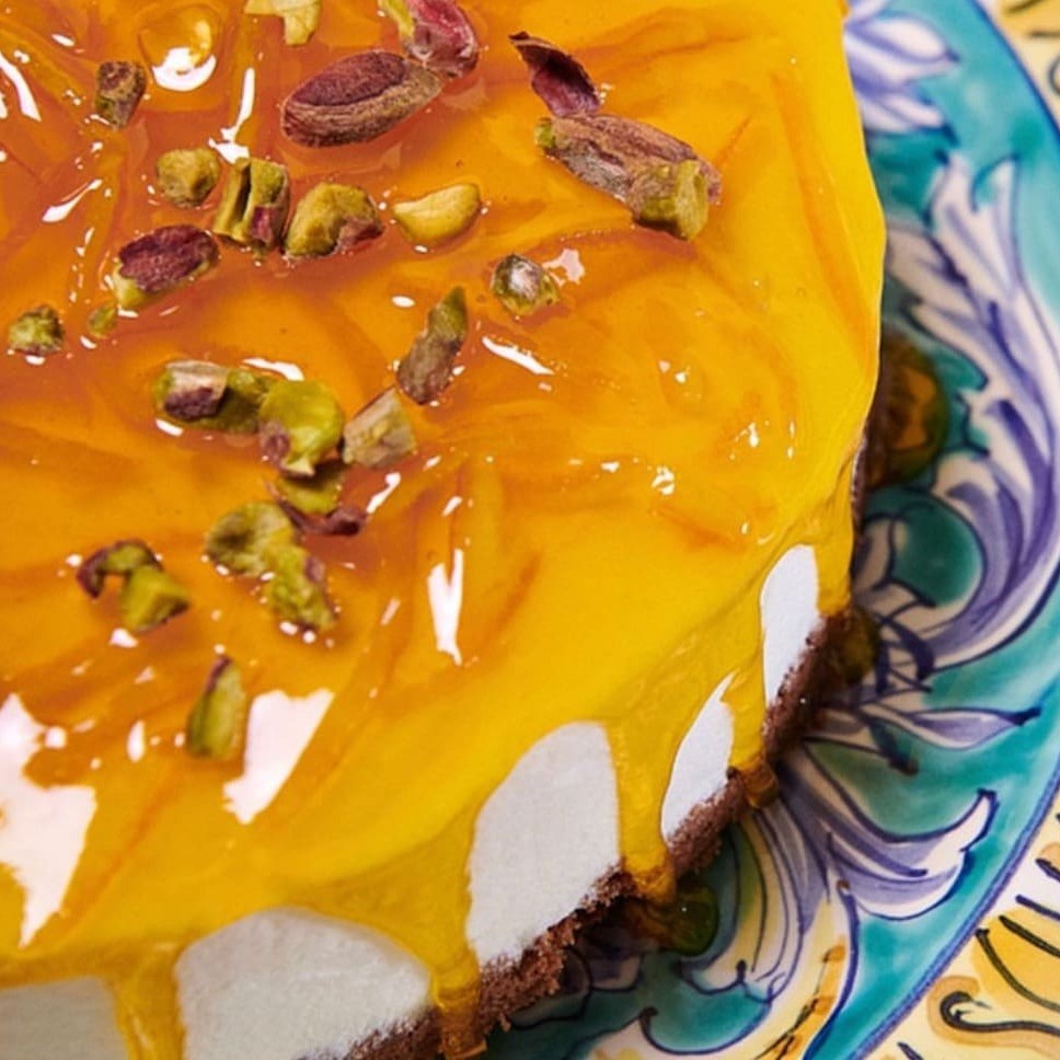 Nosso deliciosa torta de sorvete italiano Sabores da Sicília é inspirada na mais famosa ilha da Itália. Refrescante e saborosa ela é composta por Gelato de  Fior di Latte, Geleia de Laranja e Pistaches Crocantes. Sem conservantes, corantes, óleo de palma e 0% de gordura trans.