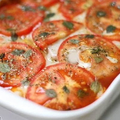 Frango a pizzaiolo com arroz, feijão,macarrão, farofa e um acompanhamento