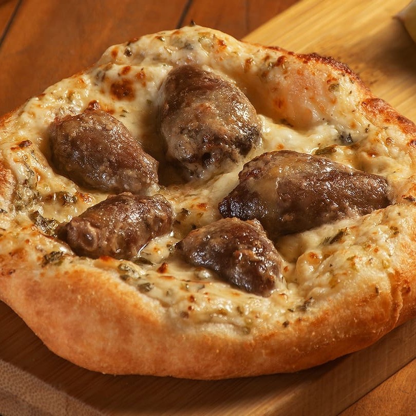 Pão de alho de churrasco com coração de galinha