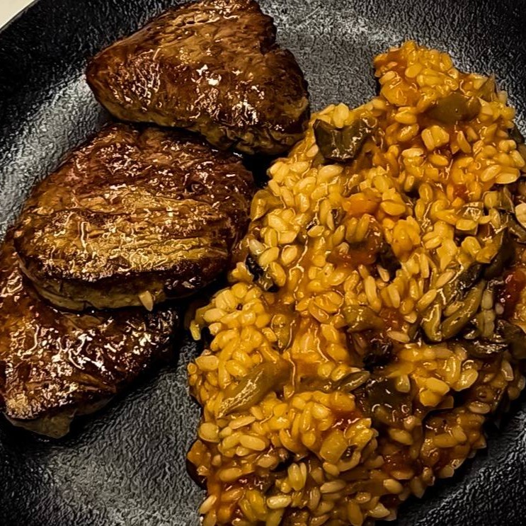 Nosso macio filé mignon, preparado ao ponto perfeito e servido com um sofisticado molho de vinho tinto, que realça o sabor da carne. Acompanhado por um risoto cremoso de funghi, uma combinação irresistível.