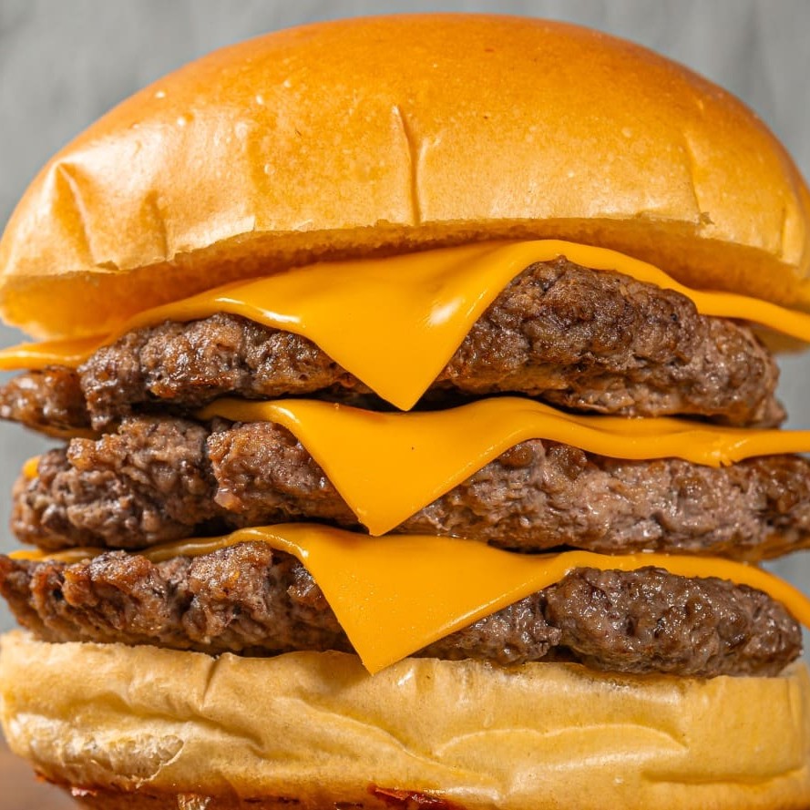 Pão brioche selado, 3 carnes smash 90g, 3 queijos. Adicione os seus complementos.