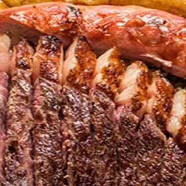 Maravilha de carne assada ao molho acompanhado de arroz, feijáo farofa+um acompanhamento a sua escolha(feijãoe farofa vai separado) escolha seu acompanhamento