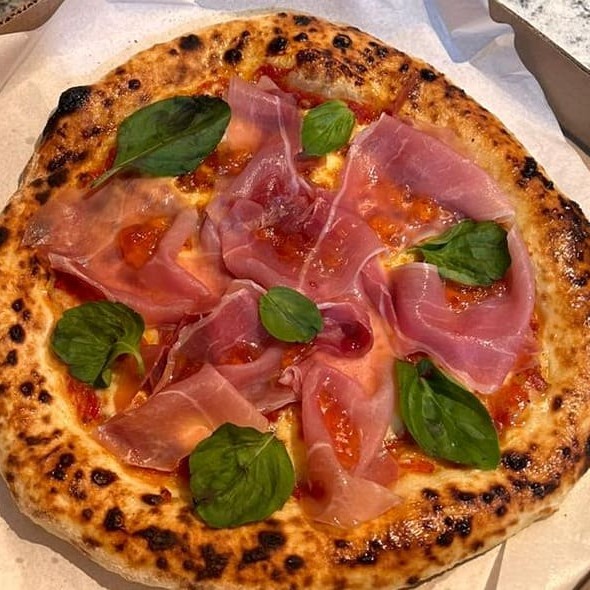 Molho de tomate do chef, muçarela, presunto de parma e manjericão. Pizza artesanal, fermentada por 100 horas, com molho feito 100% com carinho e ingredientes naturais, livre de industrializados e aditivos. Serve 2 pessoas.