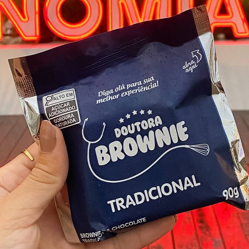 3 brownies tradicionais maravilhosos molhadinhos por dentro e com aquela casquinha crocante por fora!!