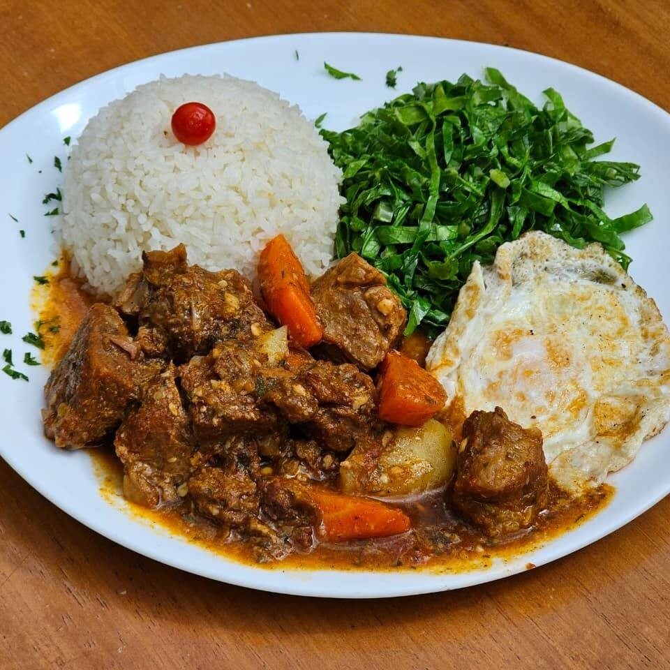 Delicioso & Saboroso Picadinho da Vovó Executivo + Coca-Cola 200ml . Acompanha . Arroz , couve, feijão e ovo