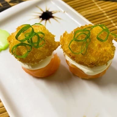 Salmão enrolado no arroz com creem cheese e camarão empanado