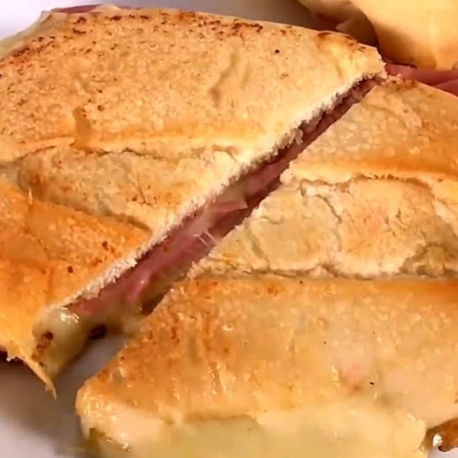 Misto quente no pão Francês com queijo e Presunto.