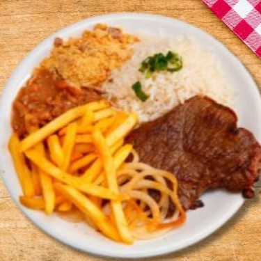 Arroz branco, feijão preto, batata frita e salada verde.