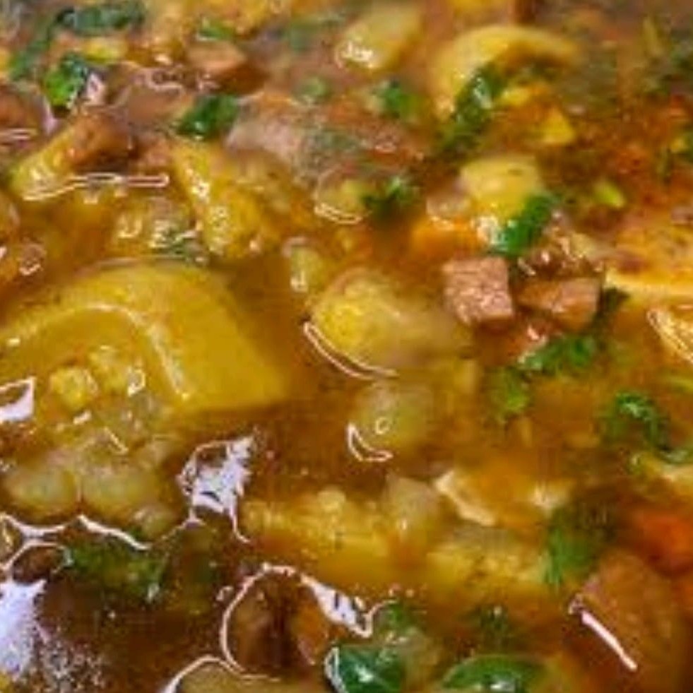 Um delicio Caldo de mocotó com feijão branco, arroz e farofa