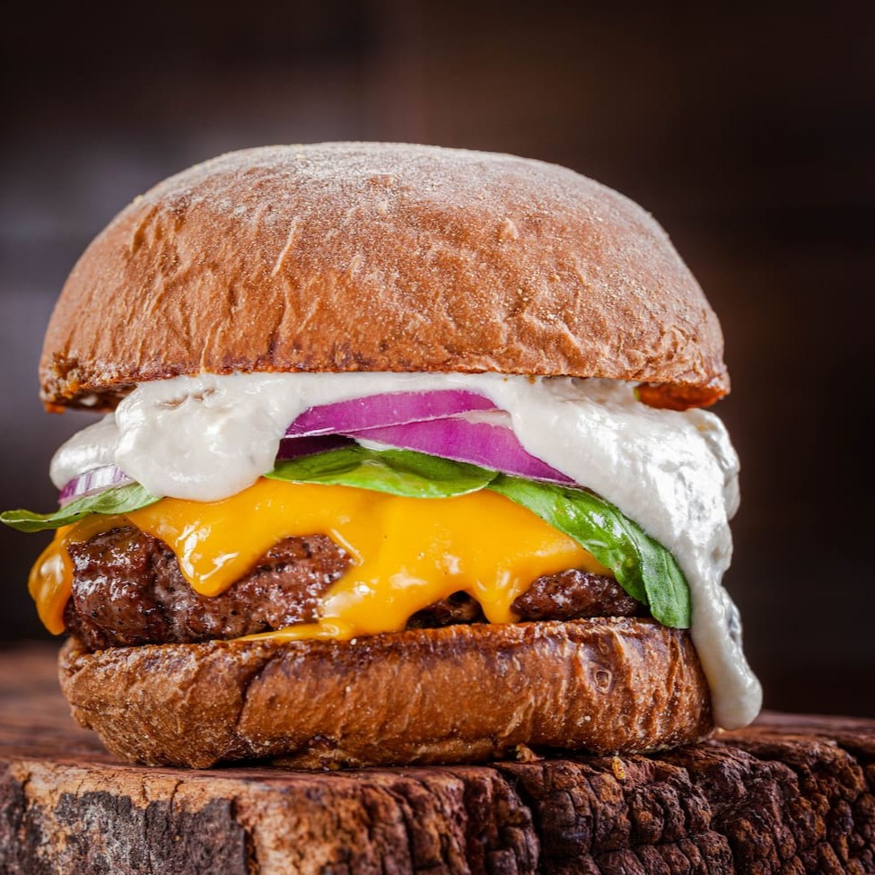 Blend 150g, cheddar ou prato, creme de gorgonzola, cebola roxa, rúcula, no pão australiano