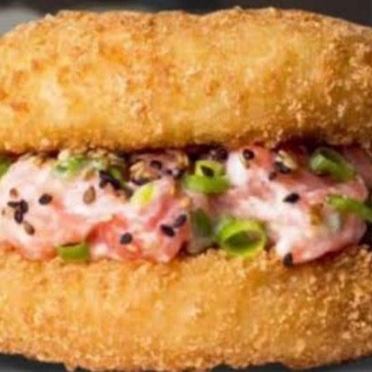 Corte de salmão empanado, recheado com camarões cortados, cream cheese e cebolinha.