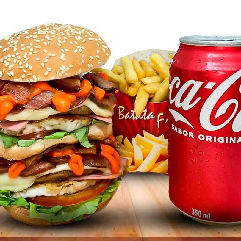 Apresentamos nosso Combo Ufc com Coca-Cola, uma seleção culinária irresistível. Este prato é composto por um suntuoso sanduíche que traz pão fresco, maionese, alface, tomate fresco e suculento, ovo perfeitamente frito, presunto saboroso, uma generosa porção de carne de hambúrguer, queijo mussarela derretido, calabresa apetitosa, bacon crocante e cheddar cremoso, tudo em dobro para um sabor inigualável. Acompanhado por batatas fritas crocantes servidas em uma porção pequena e uma refrescante lata de Coca-Cola para completar a experiência gastronômica. Tudo isso cuidadosamente preparado para você!