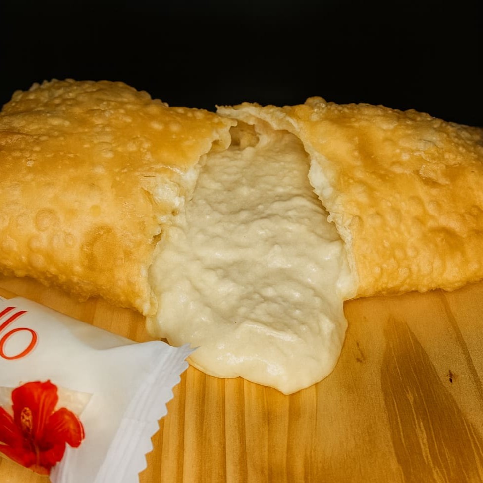 Delicioso pastel de chocolate branco super recheado feito com o chocolate da confeiteiro