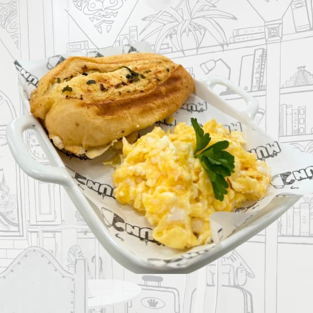 Pão Brasileiro tostado com ovos cremosos.  e salsa.