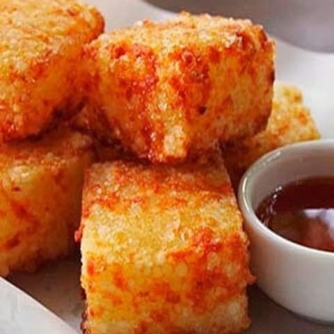 Crocante por fora, macio por dentro! Nossos dadinhos de tapioca com queijo coalho derretendo na boca ganham um toque especial com a geleia de pimenta levemente adocicada, criando a combinação perfeita de sabor e textura. Uma explosão irresistível para quem ama petiscar com estilo! (aproximadamente 500g) de 18 a 20 unidades, acompanha 80ml de geleia artesanal.