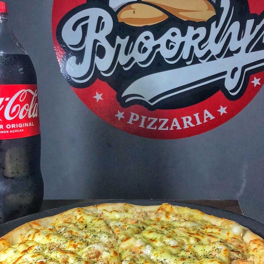 Deliciosa massa artesanal, molho artesanal, queijo, frango e Catupiry. Mais Coca-Cola 2l. Tamanho Gg 8 pedaços!!