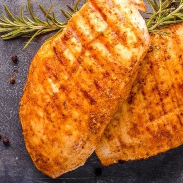 Nosso delicioso e suculento frango grelhado acompanhado de arroz branco, feijão, macarrão, fritas, farofa e salada a sua escolha.