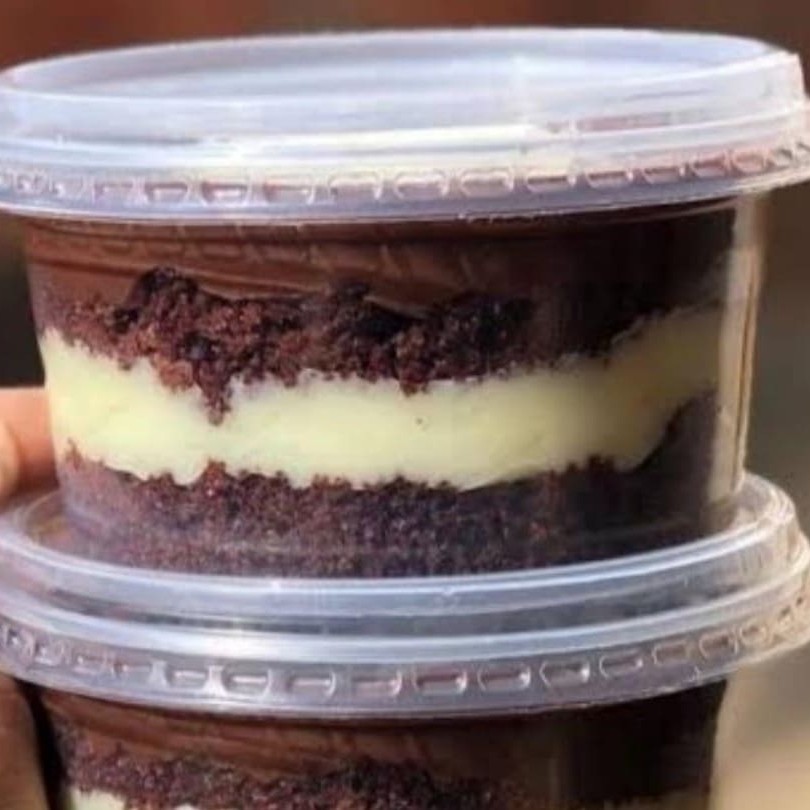 Saboreie nosso bolo de pote de 200ml apresentando uma variedade de Sabores cativantes para encantar todos os paladares temos o clássico e eveludado bolo de chocolate com brigadeiro, o irresistivelmente cremoso de leite Ninho com Nutella, deliciosamente delicado bolo de beijinho, o exótico e vibrante bolo de maracujá, e o fresco é revigorante bolo de Abacaxi, bolo de amendoim, bolo de pote de maracujá com chocolate , bolo de pote de limão, bolo de pode de chocolate com beijinho, bolo de pote oro branco