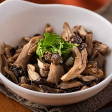 Experimente nosso mix de cogumelos refogados!  Mix de cogumelos: Shitake e shimeji refogados no shoyu. Shimeji e abacaxi: Shimeji refogado com abacaxi. Shitake com laranja: Shitake refogado com laranja.  (Foto meramente ilustrativa)  (Obs: Contêm glúten)