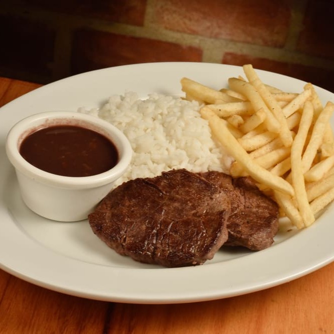 Filé mignon em pequenas fatias, batata frita, arroz branco e feijão. Prato infantil.