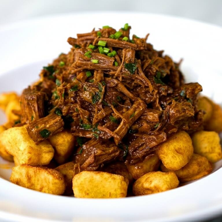 Delicados nhoques caseiros acompanhados de suculenta carne assada desfiada, cozida lentamente até a perfeição. Um prato ""comfort food"" que abraça o paladar.