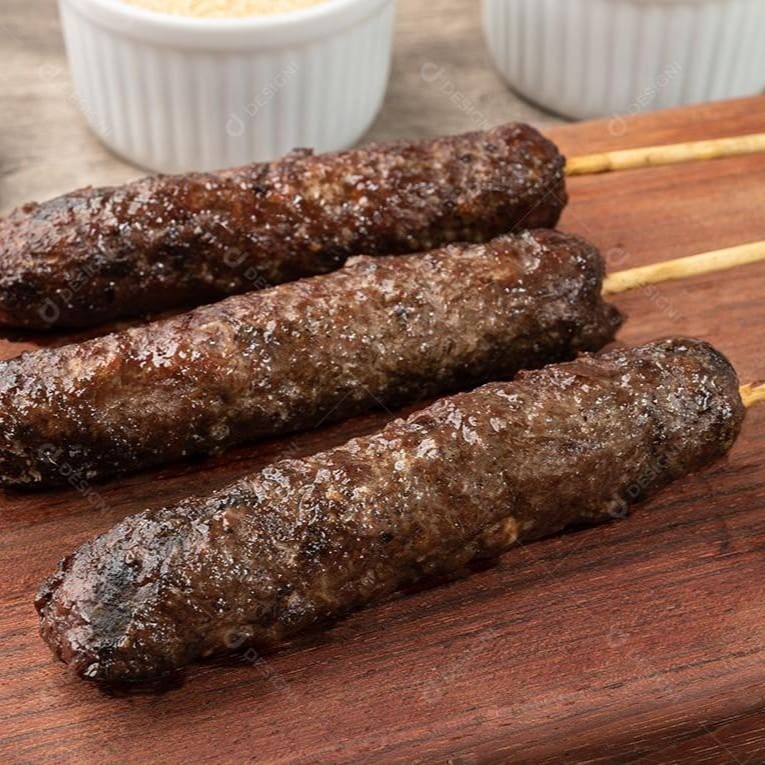 Sinta o aroma das especiarias e a suculência da carne. Cada mordida na nossa Kafta te leva a uma viagem de sabores, direto para o Oriente Médio