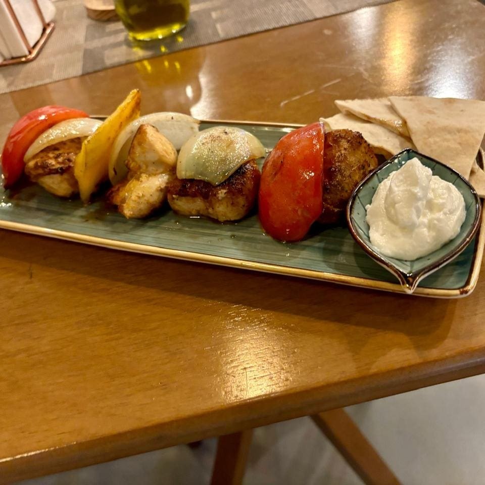 Espeto de Filé de Frango com cebola, tomate e pimentão amarelo, acompanhado de pão e pasta de alho